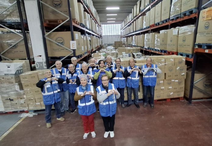 voluntari@s agradecen donaciones GR2024 en nave Vigo