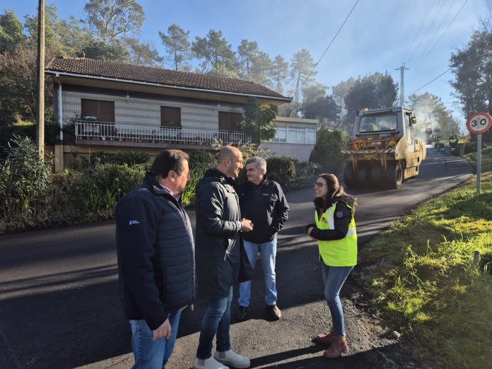 Comienzan las obras de repavimentación en el camino de acceso a la Vitureira, en A Vacaría