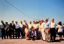 El alcalde de Nigrán recomienda al diputado popular J. Luis Ferro la lectura de su libro «Aillados. A memoria dos presos de 1936 na Illa de San Simón»