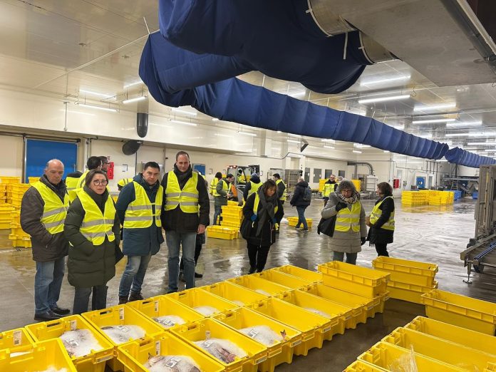 La delegación del puerto de Vigo visita la lonja francesa de Concarneau