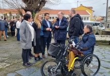 Luis López asiste al acto de apertura de las obras de la Plaza Victoria Cadaval de Baiona