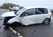 Una salida de vía deja a una conductora herida leve en Oia