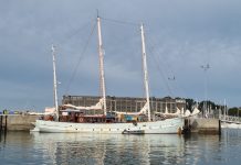 El buque escuela Rara Avis arriba a Baiona