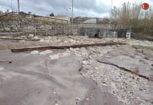 Alertan de dos vigas de madera de grandes dimensiones varadas en la Praia de Prado