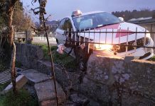 Un taxi se empotra contra un muro de piedra en Priegue