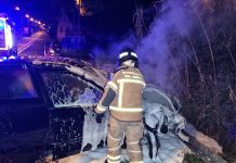 Ilesos tras sufrir un accidente e incendiarse el vehículo en el que viajaban en Nigrán