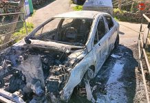 Coche calcinado en O Rosal