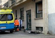 Un incendio en una cocina causa lesiones a una persona y obliga a desalojar un edificio en A Guarda