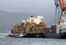 Un portacontenedores atraca en Vigo por un corrimiento de la carga
