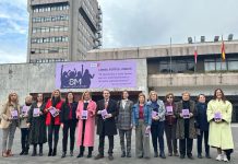 Vigo despliega su pancarta por el 8M «Libres, fortes, unidas»