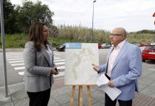 Ana Ortiz visita las parcelas de Navia donde la Xunta construirá otras 75 viviendas