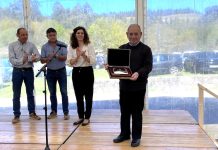Oia brinda un homenaje a Don Antonio, que se retira tras 60 años como párroco de Burgueira y Loureza