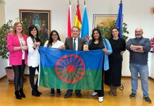 Vigo ondea la bandera del Pueblo Gitano que conmemora su Día Internacional el 8 de abril