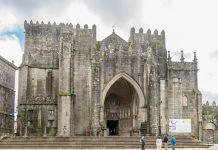 “Relicario”, la intervención artística de Carlos Fer que dialoga con ocho siglos de historia en la Catedral de Tui