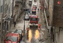 El desprendimiento de parte de una fachada de un edificio obliga a corta una calle en A Guarda