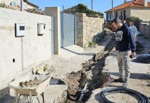 Continúan las obras de reasfaltado y de saneamiento en Baredo y Baiona