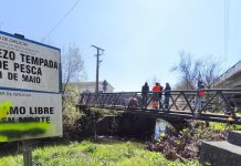 El alumnado del taller de empleo comienza la reparación de las pasarelas sobre el río Louro