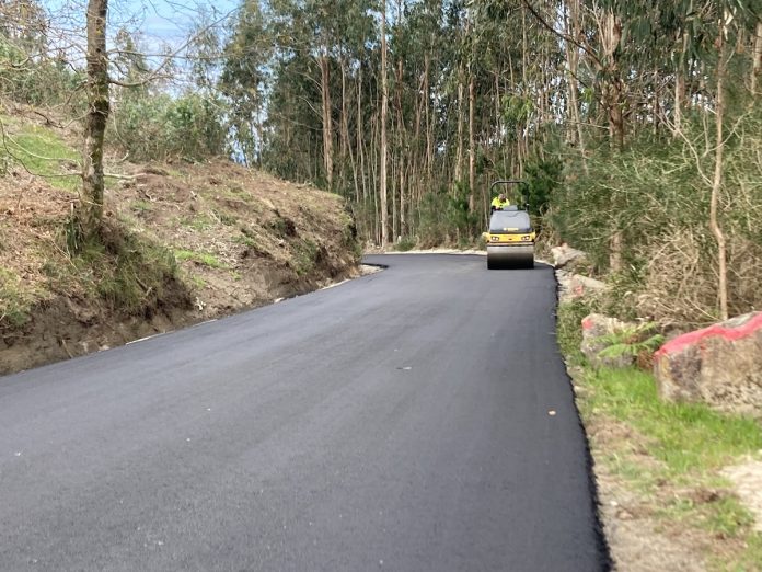 Una carretera conecta el barrio de As Rozadas en Chandebrito y O Sobral en Camos