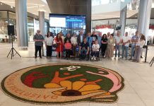 Usuarios de Adapta y Avelaíña realizan un tapiz floral con el logo de Ponteareas Corpus Inclusivo