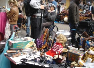 Tomiño apuesta por la reutilización con un mercadillo solidario y sostenible