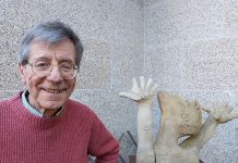 Xosé Luis Outes presenta su libro «Feixe de flores para Galicia» en la biblioteca de Nigrán