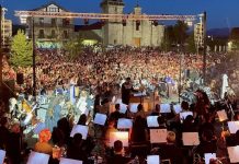 Pantalla gigante para ver en directo a la Agrupación Musical do Rosal en el Mundial de Kerkrade