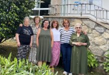El Liceo Marítimo de Baiona acoge una exposición colectiva en homenaje a Mucha