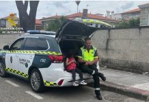 La Guardia Civil de Tráfico localiza a una menor deambulando sola por la calle en Nigrán