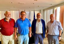 Abel Losada recibe a los integrantes de la Plataforma Salvemos Santa Marta de Baiona