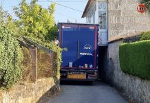 Un camión queda atrapado más de 24 horas en una calle de Nigrán por culpa del GPS
