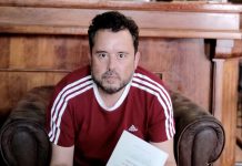 Ledicia Costas arropa a Diego Giráldez en la presentación de su novela «As obras póstumas» en la Feria del Libro de Vigo