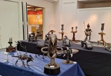 Exposición de figuras metálicas hechas con materiales reciclados en A Guarda