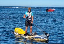 Llega a Oia el aventurero que recorre las costa de Europa sobre una tabla de paddle surf