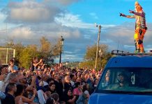 Karcocha, el arlequín urbano más famoso del mundo, visita de nuevo Nigrán