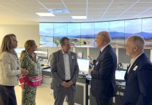 El alcalde visita la nueva torre de control digital del aeropuerto de Peinador