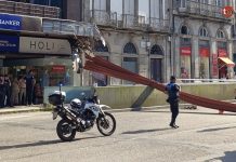 Se desprenden unas vigas de grandes dimensiones de una grúa y destrozan una cornisa en Vigo