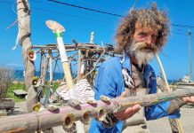 Un vecino de Oia convierte madera de deriva en bastones con conchas marinas para peregrinos