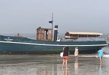 Un barco encalla en Praia América