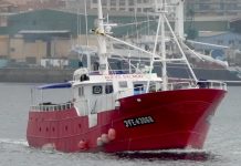 Rescatados sanos y salvos los tripulantes de un palangrero de A Guarda que naufragó cerca de las Azores