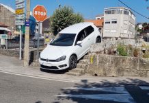 Una conductora se despista y cae con su coche por unas escaleras en Sabarís
