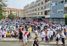 A Guarda celebra el tradicional desfile de Bandas Mariñeiras entre niebla y música