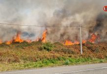Incendio forestal en As Mariñas cerca de las casas