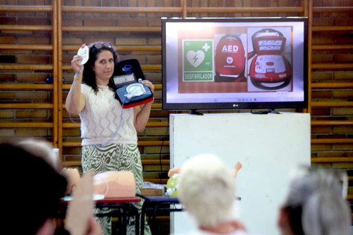 Los vecinos de O Porriño aprenden a salvar vidas en un curso de RCP