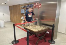 El Mosaico Romano de Panxón ya luce en la biblioteca municipal de Nigrán