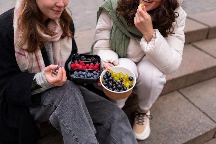 nenas comendo froita