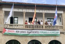 Nigrán visibiliza su rechazo al genocidio en Palestina con una gran pancarta y reparto de pulseras