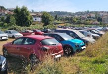 La Sareb cierra una finca en Baiona utilizada como párking gratuito por decenas de vehículos