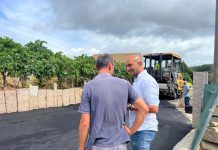 La obra de saneamiento de la travesía de Novás, en Atios, entra en su fase final con el asfaltado