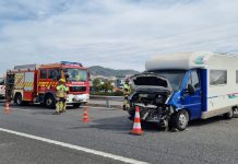 Dos heridos tras la colisión entre una autocaravana y una grúa en la A-55 en O Porriño