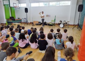 La Escola de Música de Santiago de Parada mantiene abierta su matrícula